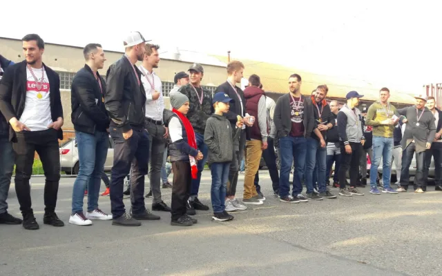 FOTO/VIDEO: Hráči HC Olomouc dnes oslavili úspěšnou sezónu před zimákem společně s fanoušky