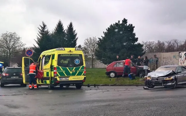 FOTO: U Žluté haly se stala těžká nehoda dvou osobáků, řidiče museli vystříhávat