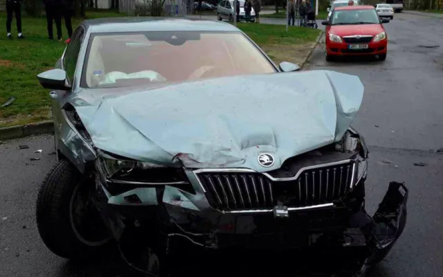 FOTO: U Žluté haly se stala těžká nehoda dvou osobáků, řidiče museli vystříhávat