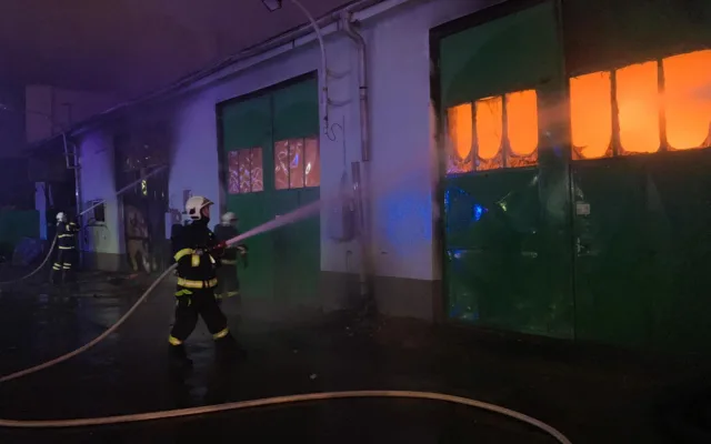 VIDEO: Hasiči v sobotu ráno likvidovali rozsáhlý požár. Škody jsou vyčísleny na deset milionů korun