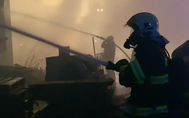 VIDEO: Hasiči v sobotu ráno likvidovali rozsáhlý požár. Škody jsou vyčísleny na deset milionů korun