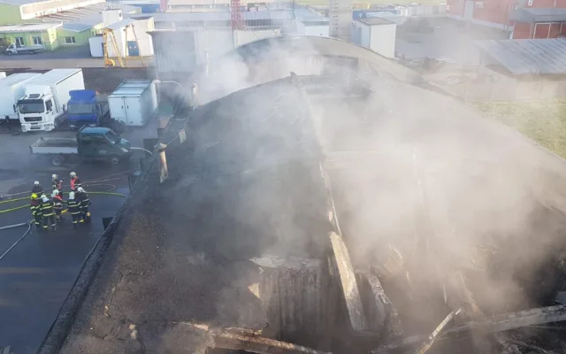 FOTO/VIDEO: Haly, které dnes ráno zachvátil ničivý požár, půjdou k zemi