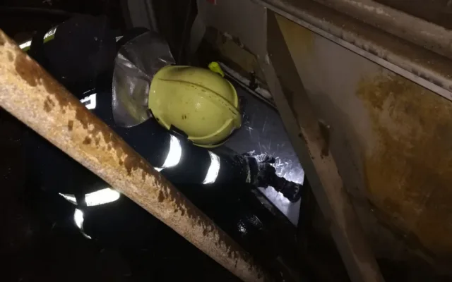 FOTO: Hasiči v noci na dnešek zasahovali u požáru plastů a gumy v průmyslovém areálu