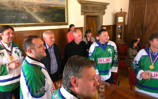FOTO/VIDEO: Hokejoví mistři z roku 1994 opět spolu! Sešli se s primátorem a podepsali se fanouškům