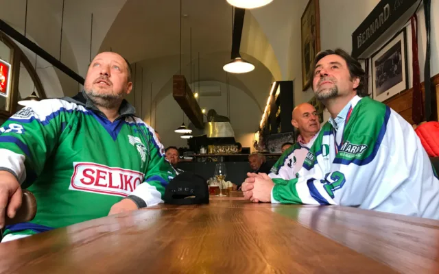 FOTO/VIDEO: Hokejoví mistři z roku 1994 opět spolu! Sešli se s primátorem a podepsali se fanouškům