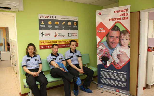 FOTO: Policisté dnes darovali krev. Jsou mezi nimi držitelé všech stupňů Janského plakety