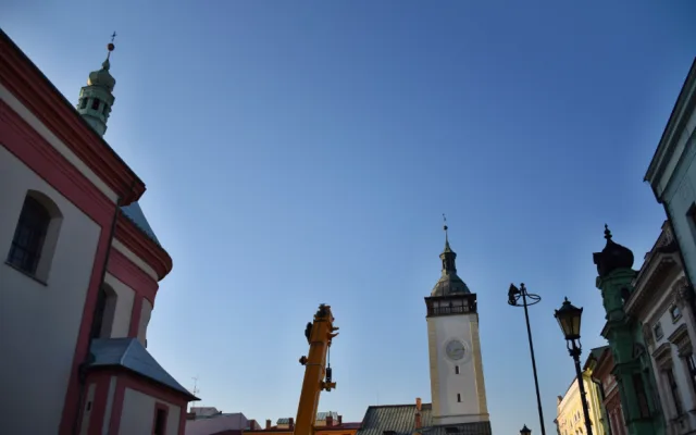 FOTO: V Hranicích začali odstraňovat zchátralou věžičku z kostela na Masarykově náměstí