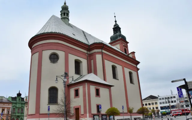 FOTO: V Hranicích začali odstraňovat zchátralou věžičku z kostela na Masarykově náměstí