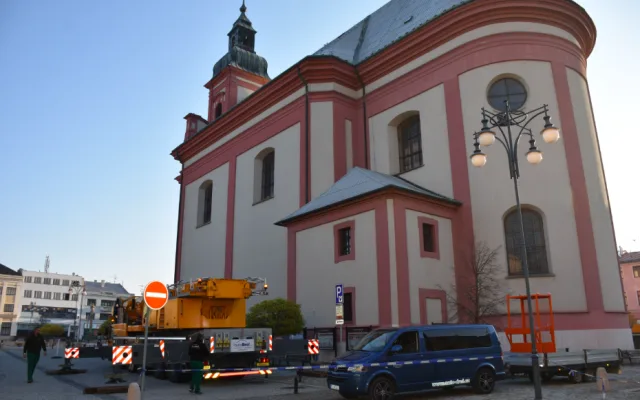 FOTO: V Hranicích začali odstraňovat zchátralou věžičku z kostela na Masarykově náměstí