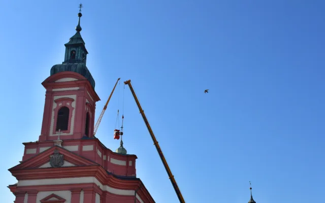 FOTO: V Hranicích začali odstraňovat zchátralou věžičku z kostela na Masarykově náměstí