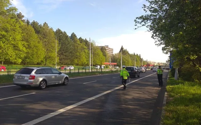 FOTO: Náklaďák v Brněnské ulici prorazil zábradlí, projel přes koleje a skončil na vedlejší ulici ve stromě
