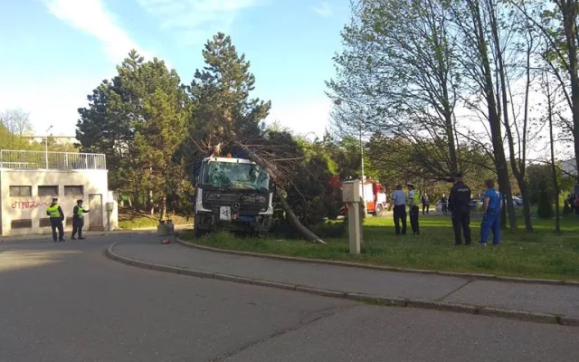 FOTO: Náklaďák v Brněnské ulici prorazil zábradlí, projel přes koleje a skončil na vedlejší ulici ve stromě