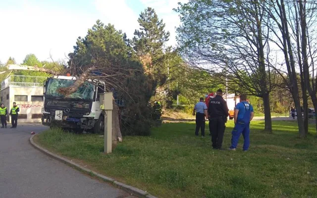 FOTO: Náklaďák v Brněnské ulici prorazil zábradlí, projel přes koleje a skončil na vedlejší ulici ve stromě