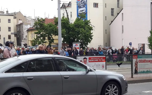FOTO/VIDEO: Za nezávislost justice a proti Babišovi. Lidé korunovali lvy na třídě Svobody