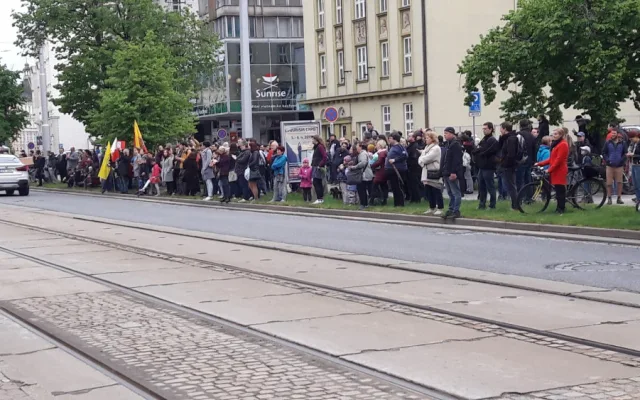 FOTO/VIDEO: Za nezávislost justice a proti Babišovi. Lidé korunovali lvy na třídě Svobody