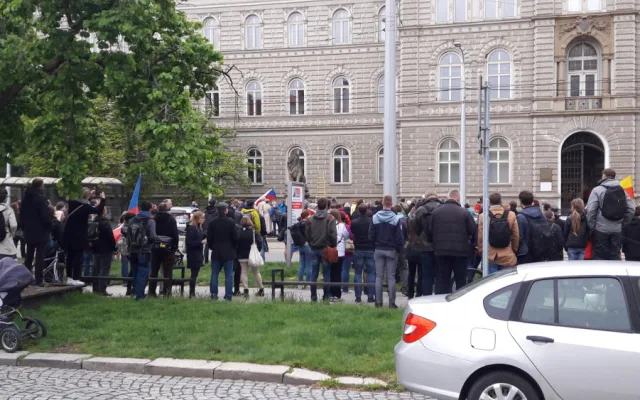 FOTO/VIDEO: Za nezávislost justice a proti Babišovi. Lidé korunovali lvy na třídě Svobody