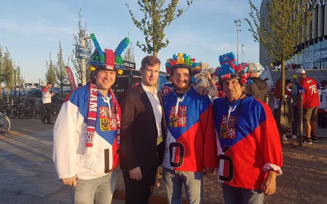 FOTO: Vikingové, lego a teď česko-slovenské legendy. Olomoučtí fanoušci se svými kostýmy na šampionátu zase bodují