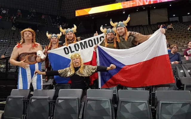FOTO: Vikingové, lego a teď česko-slovenské legendy. Olomoučtí fanoušci se svými kostýmy na šampionátu zase bodují
