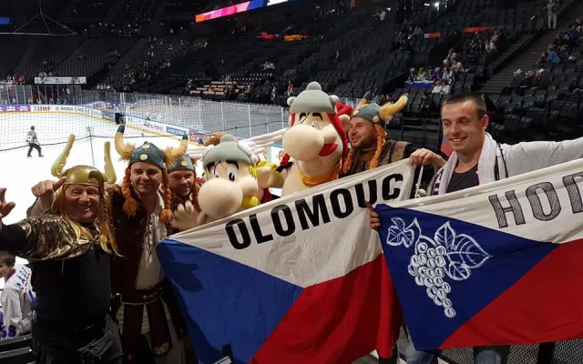 FOTO: Vikingové, lego a teď česko-slovenské legendy. Olomoučtí fanoušci se svými kostýmy na šampionátu zase bodují