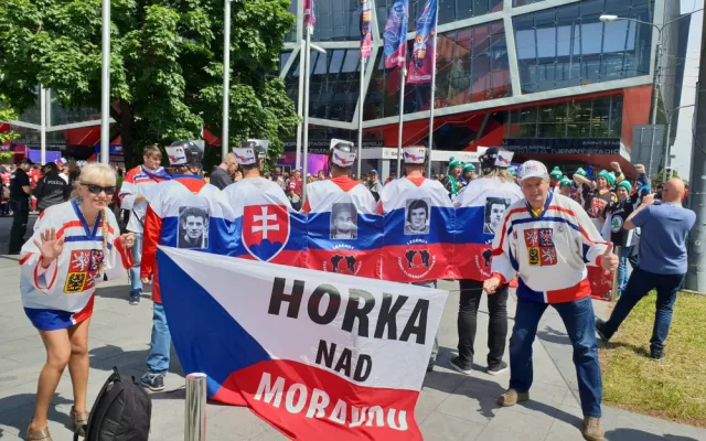 FOTO: Vikingové, lego a teď česko-slovenské legendy. Olomoučtí fanoušci se svými kostýmy na šampionátu zase bodují