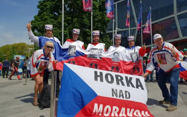 FOTO: Vikingové, lego a teď česko-slovenské legendy. Olomoučtí fanoušci se svými kostýmy na šampionátu zase bodují