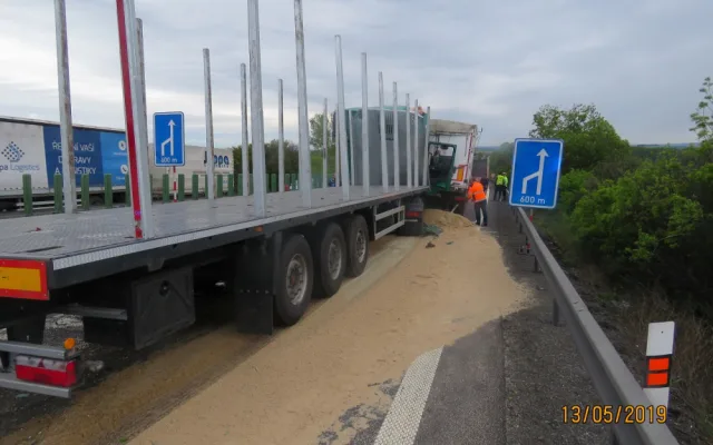 FOTO: Řidič kamionu usnul a zavinil nehodu tří náklaďáků a jednoho osobáku