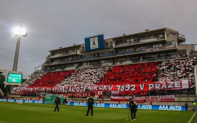 FOTOGALERIE/VIDEO: Pochod městem i povedená chorea. Fanoušci Slavie a Baníku obsadili Olomouc