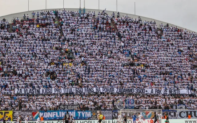 FOTOGALERIE/VIDEO: Pochod městem i povedená chorea. Fanoušci Slavie a Baníku obsadili Olomouc