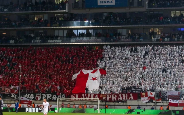 FOTOGALERIE/VIDEO: Pochod městem i povedená chorea. Fanoušci Slavie a Baníku obsadili Olomouc