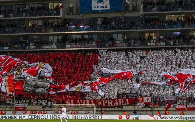 FOTOGALERIE/VIDEO: Pochod městem i povedená chorea. Fanoušci Slavie a Baníku obsadili Olomouc