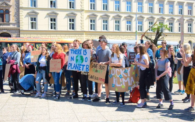 FOTOGALERIE: Žádná škola, klima volá, křičeli studenti. Středoškoláci v Olomouci stávkovali za lepší klima