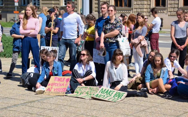 FOTOGALERIE: Žádná škola, klima volá, křičeli studenti. Středoškoláci v Olomouci stávkovali za lepší klima