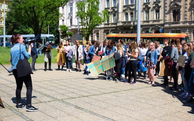 FOTOGALERIE: Žádná škola, klima volá, křičeli studenti. Středoškoláci v Olomouci stávkovali za lepší klima