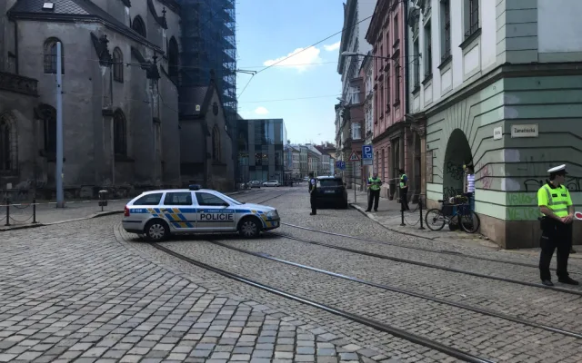 FOTO: K výbuchu bomby dojde odpoledne, přišlo mailem na ZŠ Komenium