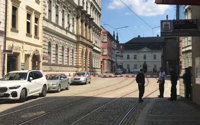 FOTO: K výbuchu bomby dojde odpoledne, přišlo mailem na ZŠ Komenium