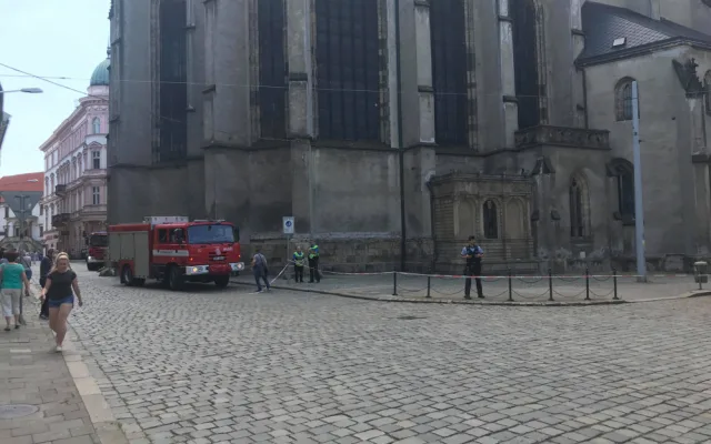 FOTO: K výbuchu bomby dojde odpoledne, přišlo mailem na ZŠ Komenium