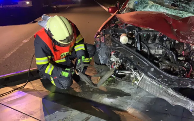 FOTO/VIDEO: Čelní srážka dvou aut mezi Olomoucí a Přerovem si vyžádala dva mrtvé. Hasiči zveřejnili video ze zásahu