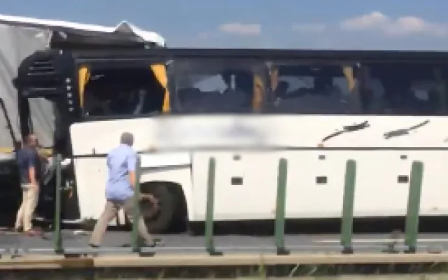VIDEO: Při nehodě autobusu u Litovle bylo zraněno sedmnáct cestujících. Jde převážně o děti