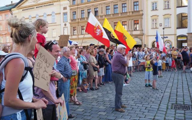 FOTOGALERIE: Na Horní náměstí přišly stovky lidí podpořit nezávilost justice, demonstrovalo se po celé republice