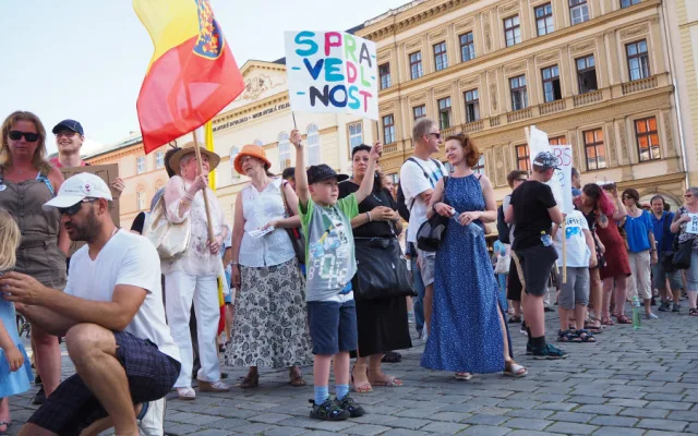FOTOGALERIE: Na Horní náměstí přišly stovky lidí podpořit nezávilost justice, demonstrovalo se po celé republice