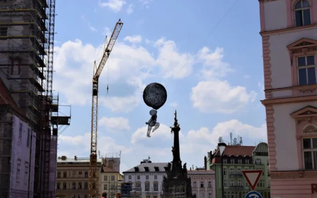 FOTO: Na Horním náměstí visí dítě přisáté k prsu. Socha je součástí festivalu Sculpture Line