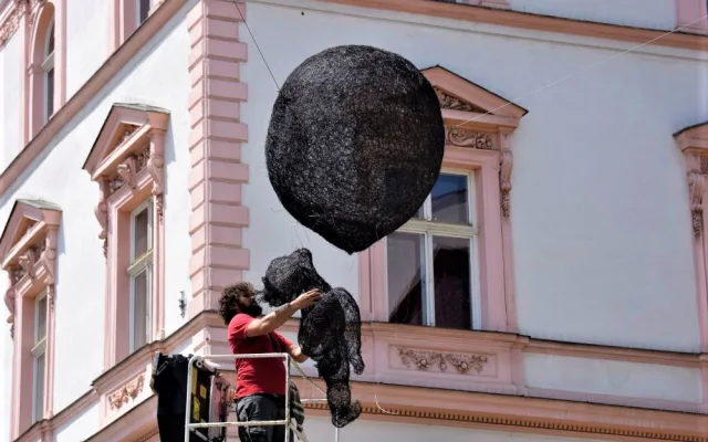 FOTO: Na Horním náměstí visí dítě přisáté k prsu. Socha je součástí festivalu Sculpture Line