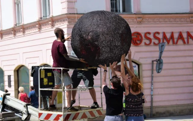 FOTO: Na Horním náměstí visí dítě přisáté k prsu. Socha je součástí festivalu Sculpture Line