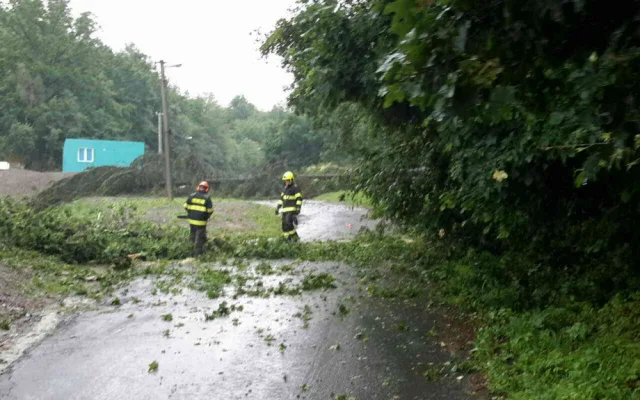 AKTUÁLNĚ: Olomoucký kraj zasáhly silné bouřky. Hasiči hlásí 120 výjezdů