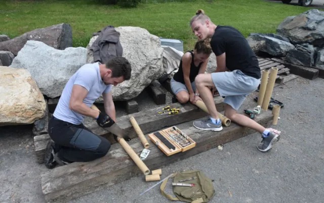 FOTO/VIDEO: Pletence z hadic i bambusové tubusy. Dobrovolníci vyráběli hračky zvířatům do zoo