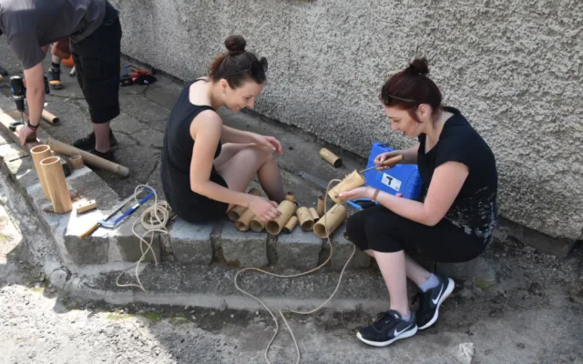 FOTO/VIDEO: Pletence z hadic i bambusové tubusy. Dobrovolníci vyráběli hračky zvířatům do zoo