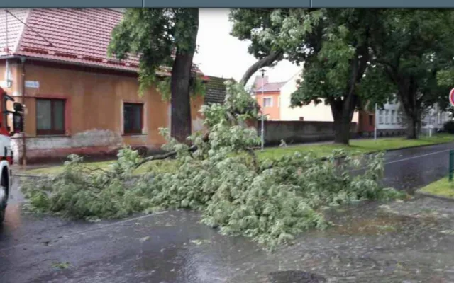 FOTO/VIDEO: Dnešní silné bouřky si vyžádaly desítky zásahů hasičů hlavně na Olomoucku
