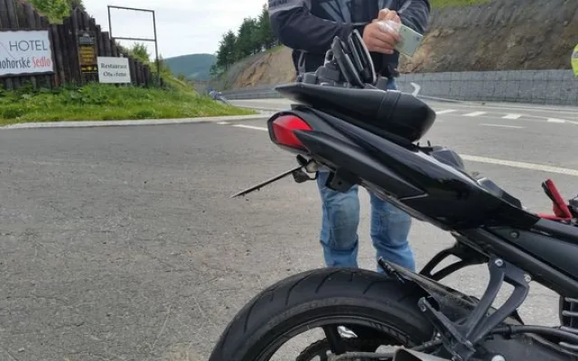 FOTO: Policisté se na Červenohorském sedle zaměřili na neukázněné motorkáře