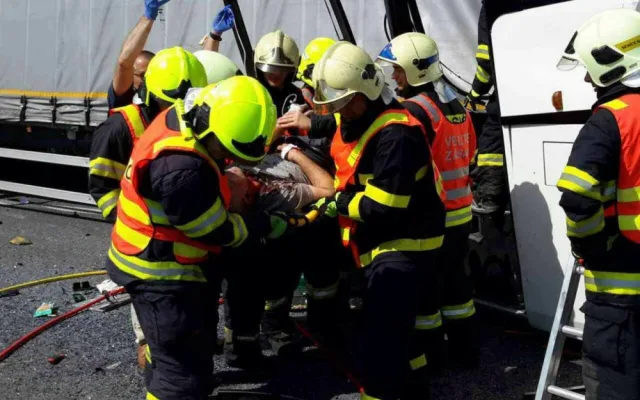 FOTO/VIDEO: Nehodu, při které se zranilo 17 lidí, policie stále vyšetřuje. Obviněný zatím není nikdo