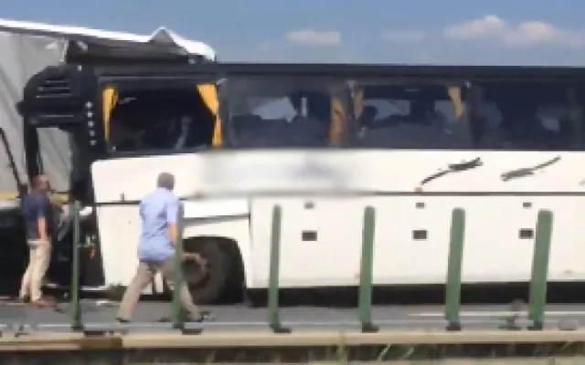 FOTO/VIDEO: Nehodu, při které se zranilo 17 lidí, policie stále vyšetřuje. Obviněný zatím není nikdo